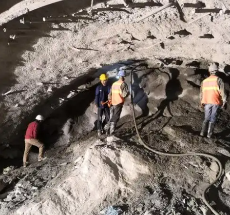 友好拱顶带模注浆料的施工流程及注意事项